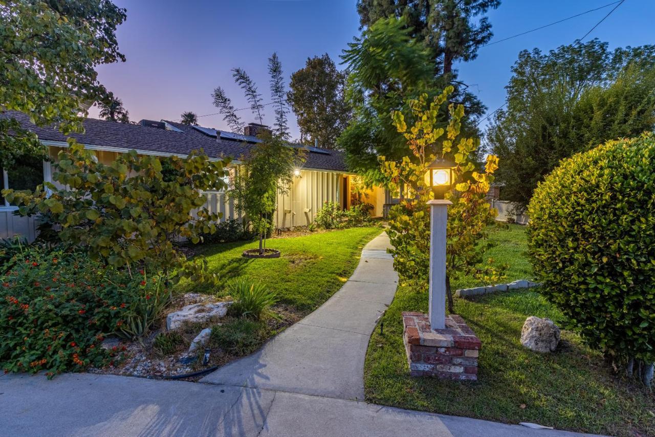Spacious With Garden & Pool Holiday home Los Angeles